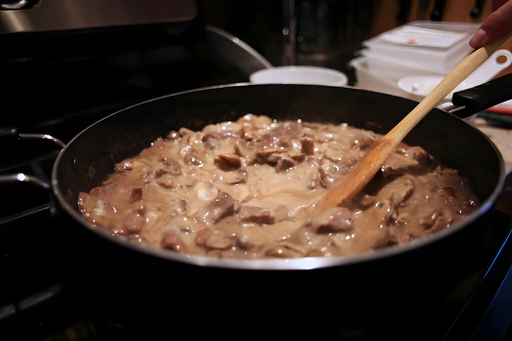 Beef Stroganoff er en russisk ret med et fransk navn. Opskrift på oksekød i creme fraiche-sauce