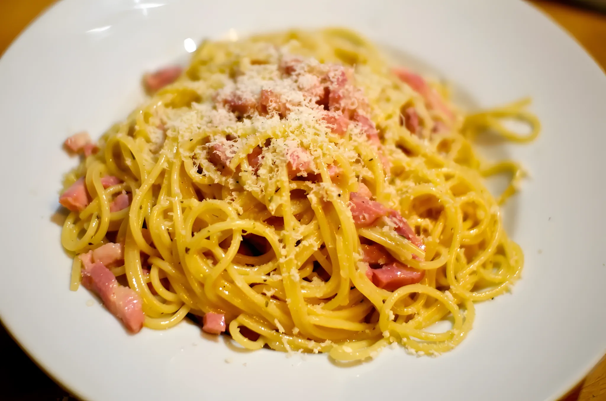 Hvordan laver man carbonara derhjemme? En opskrift på ægte italiensk pasta uden fløde! Der er en videoopskrift