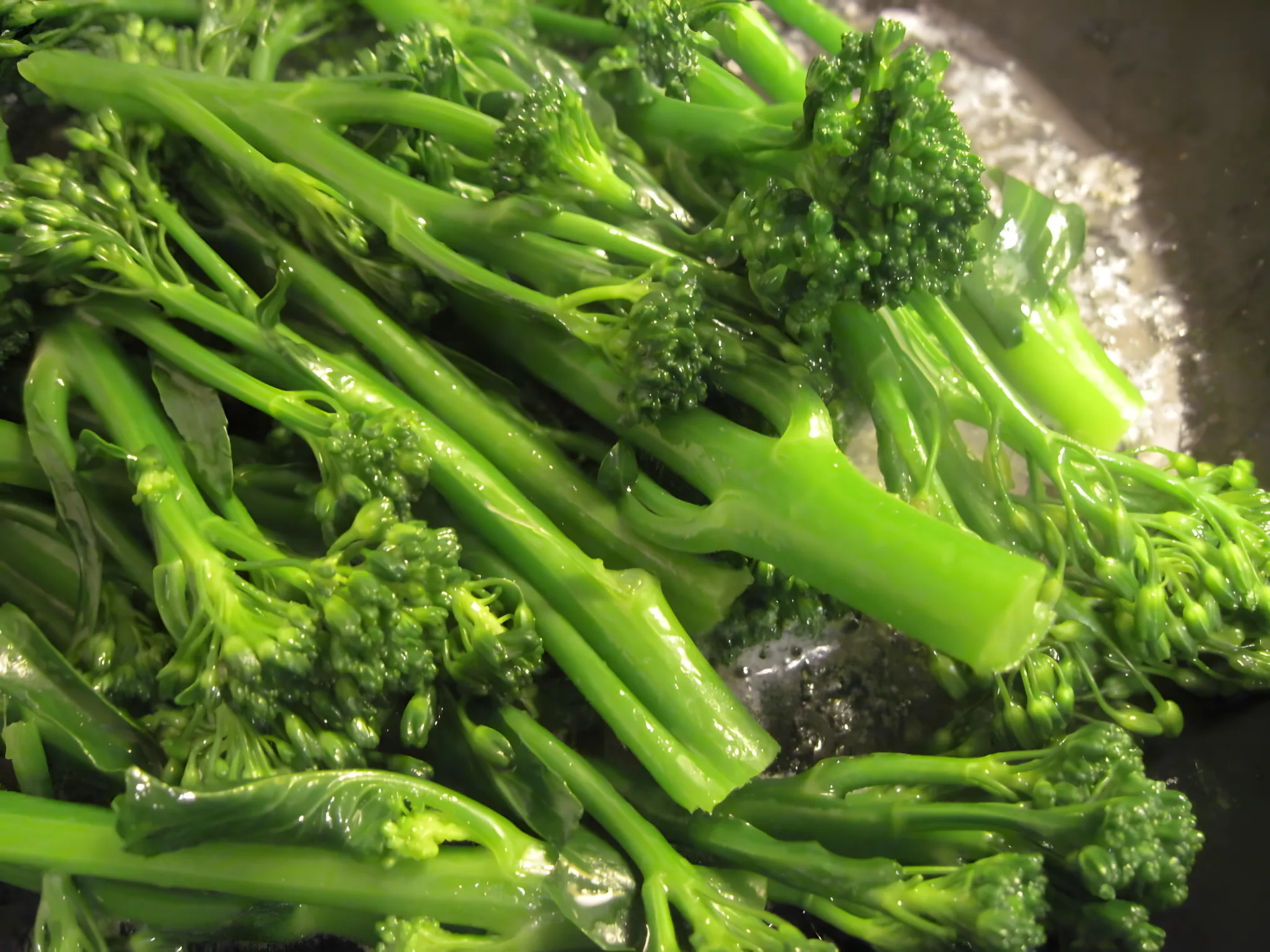 Hvordan tilbereder man babybroccoli med stilk? Flere muligheder