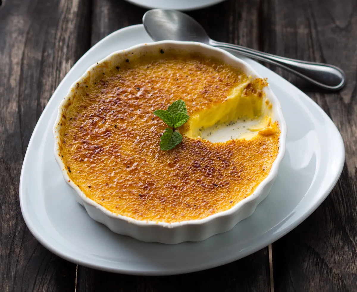 Lad os forberede creme brulee - en delikat cremet dessert fra det franske køkken med en karamelskorpe. Hvorfor er han så elsket?