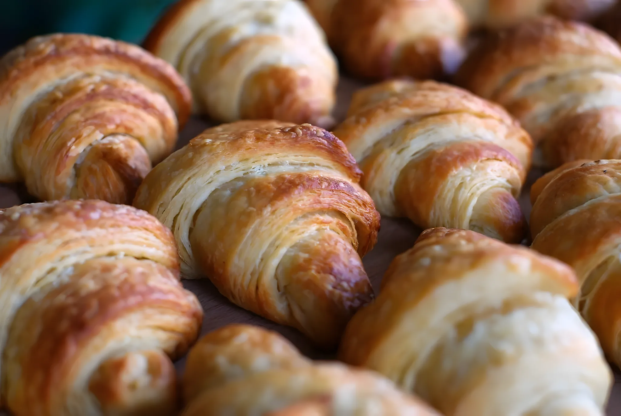 Opskrift på hjemmelavede croissanter med chokolade. Vi laver selv butterdej, du skal bare have tålmodighed