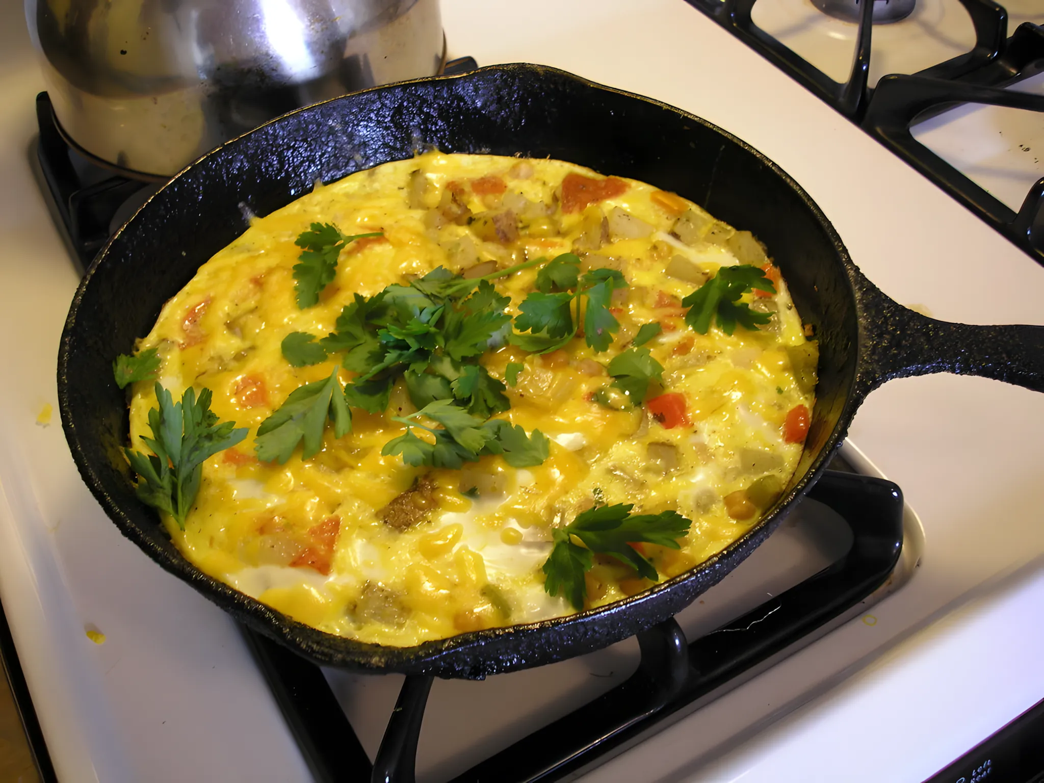 Smagfuld frittata-opskrift til morgenmad! Delikat omelet baseret på fløde og creme fraiche fyldt med svampe og bacon