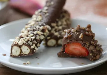 Chokoladeovertrukne jordbær er den mest romantiske dessert. Hvordan laver man mad derhjemme?