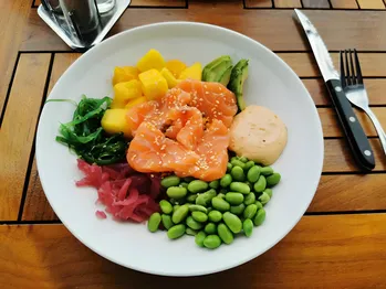 Hawaiiansk poke bowl opskrift - ris med friske grøntsager, fisk og tang. Hvorfor er poke så populær?