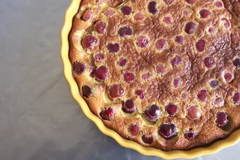 Hvad er clafoutis, og hvordan tilberedes det? Duftende fransk dessert