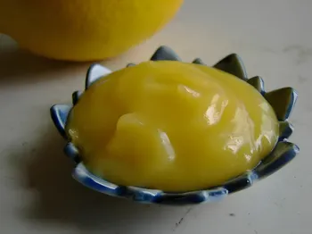 Lemon curd. Vi tilbereder en lækker creme, der passer til alle kager og desserter! En nem opskrift