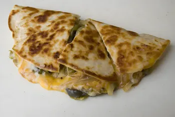 Opskrift på mexicanske quesadillas og kyllingestykker. Lækker ret i tortilla og kylling og ost