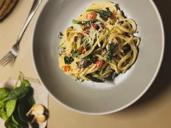 Pasta med kylling og peberfrugt i cremet sauce