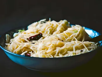 Sådan laver du sure, krydrede kartoffelstrå i Sichuan-stil